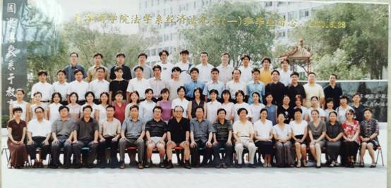 00届法政学院（法学）1班毕业照.jpg