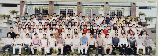 00届法政学院（法学）全体毕业生合照.jpg